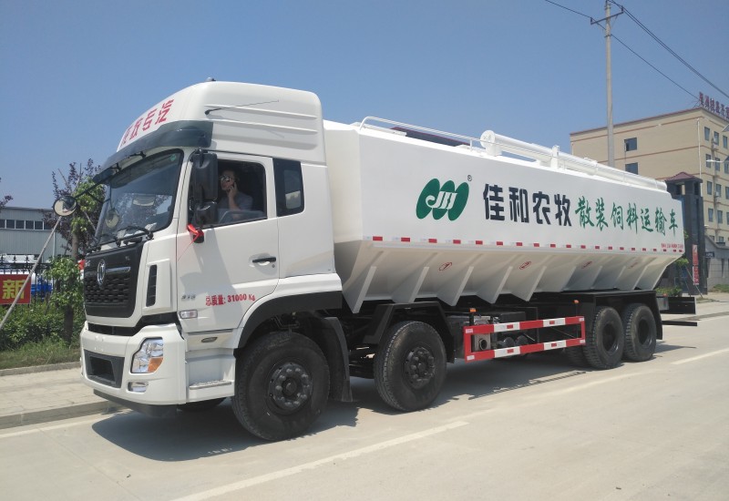 液壓散裝飼料車(chē)是怎么操作的？要注意哪些事項(xiàng)？